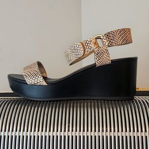 NWOT- KARL LAGERFELD TAN & BLACK SNAKE SKIN LEATHER STRAP WEDGE SANDALS SIZE 8